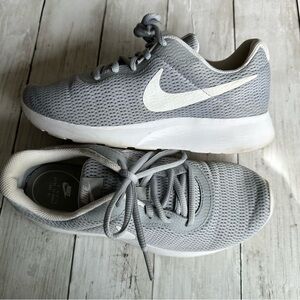 PREOWNED NIKE GREY WHITE SNEAKERS AQ3553-002 WOMENS SIZE 8